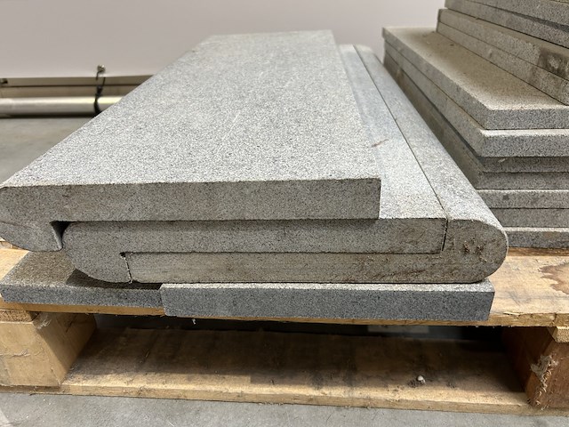 Lot graniet tegels - traptrede - zwembadboord - afbeelding 3 van  6