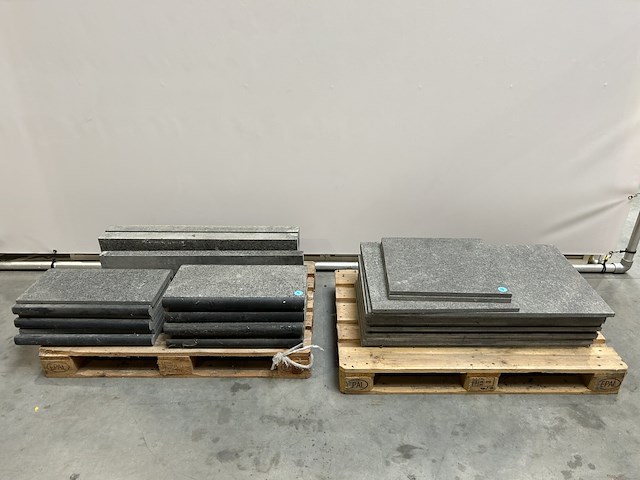 Lot graniet tegels - traptredes/zwembadboord - afvoergoten - dorpels - afbeelding 1 van  8