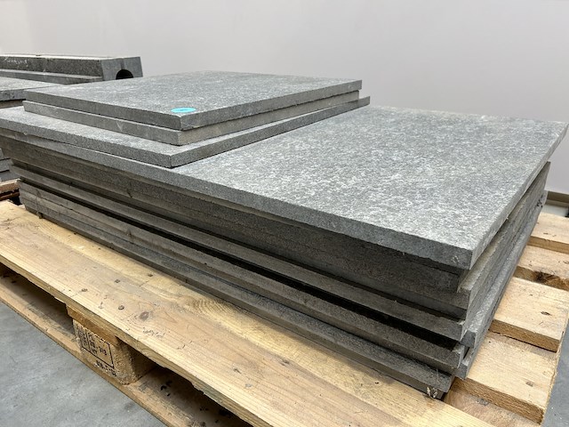 Lot graniet tegels - traptredes/zwembadboord - afvoergoten - dorpels - afbeelding 3 van  8