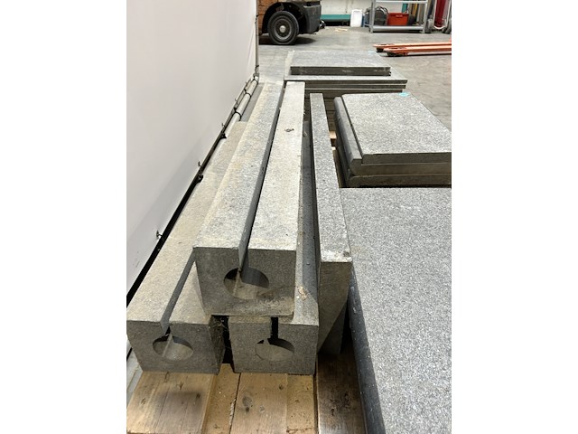 Lot graniet tegels - traptredes/zwembadboord - afvoergoten - dorpels - afbeelding 5 van  8