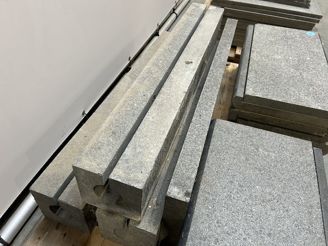 Lot graniet tegels - traptredes/zwembadboord - afvoergoten - dorpels - afbeelding 7 van  8