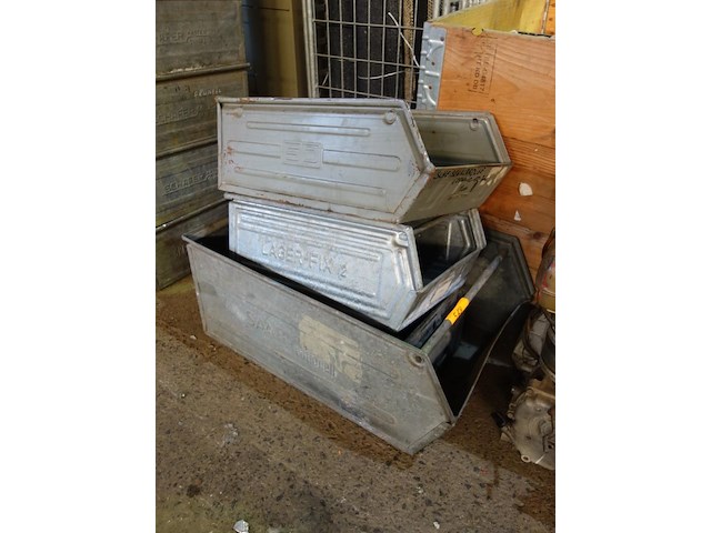 Lot grote metalen bakken (verschillende modellen) - afbeelding 1 van  1