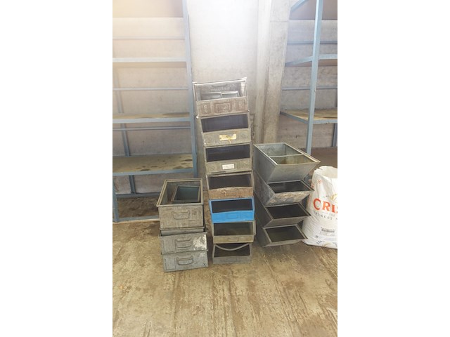 Lot grote metalen stapelbakken ( 16 stuks) - afbeelding 1 van  4