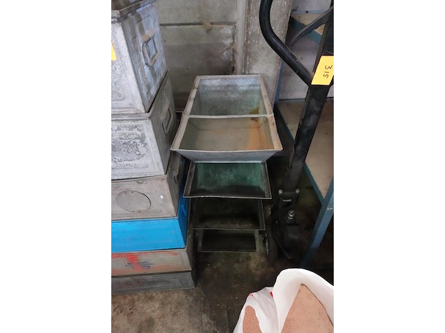 Lot grote metalen stapelbakken - afbeelding 2 van  4