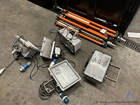 Lot halogeenstralers en statieven, waaronder sylvania feh 1000, 1000w. voorzien van industriële stekkers. werking niet gekend.