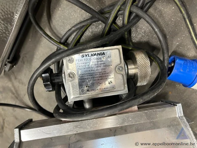 Lot halogeenstralers en statieven, waaronder sylvania feh 1000, 1000w. voorzien van industriële stekkers. werking niet gekend. - afbeelding 3 van  3