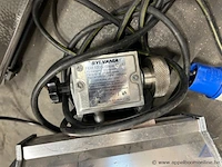 Lot halogeenstralers en statieven, waaronder sylvania feh 1000, 1000w. voorzien van industriële stekkers. werking niet gekend. - afbeelding 3 van  3