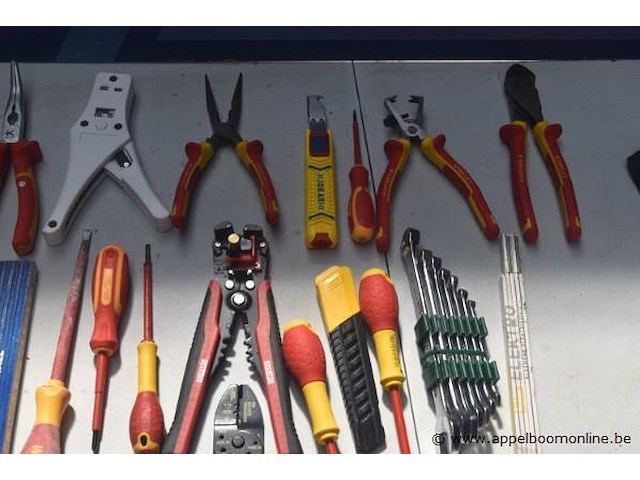 Lot handgereedschap wo tangen, schroevendraaiers - afbeelding 2 van  3
