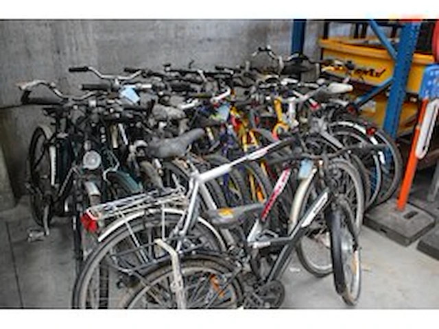 Lot herenfietsen en mountainfbikes - afbeelding 1 van  7