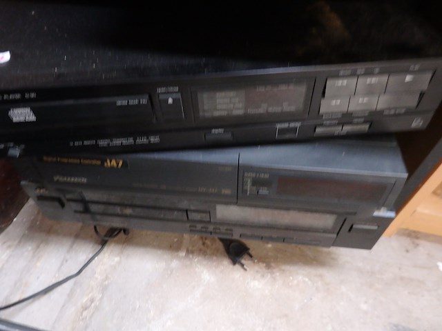 Lot hi-fi waaronder, luxman,jvc,.. - afbeelding 1 van  2