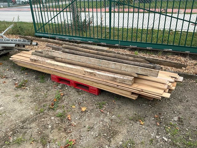 Lot houten palen en planken bouwhout - afbeelding 1 van  5