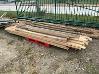 Lot houten palen en planken bouwhout - afbeelding 1 van  5