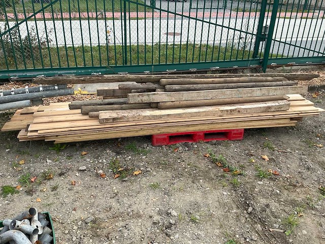 Lot houten palen en planken bouwhout - afbeelding 2 van  5