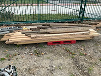 Lot houten palen en planken bouwhout - afbeelding 2 van  5