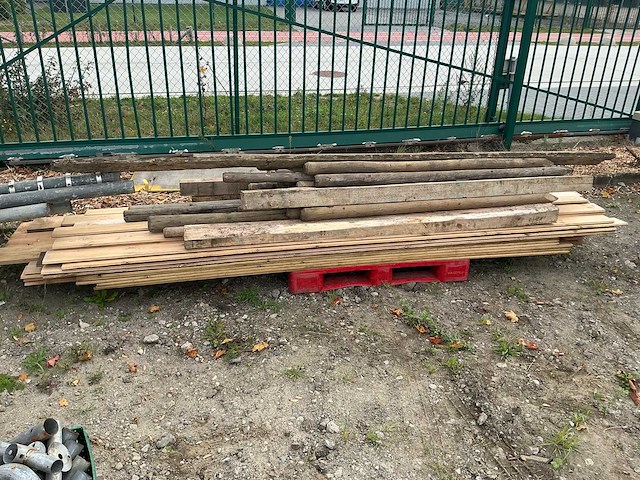 Lot houten palen en planken bouwhout - afbeelding 4 van  5