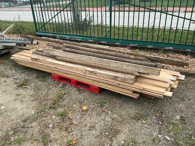 Lot houten palen en planken bouwhout - afbeelding 5 van  5