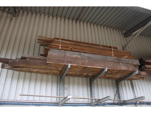 Lot houten planken en balken - afbeelding 1 van  1