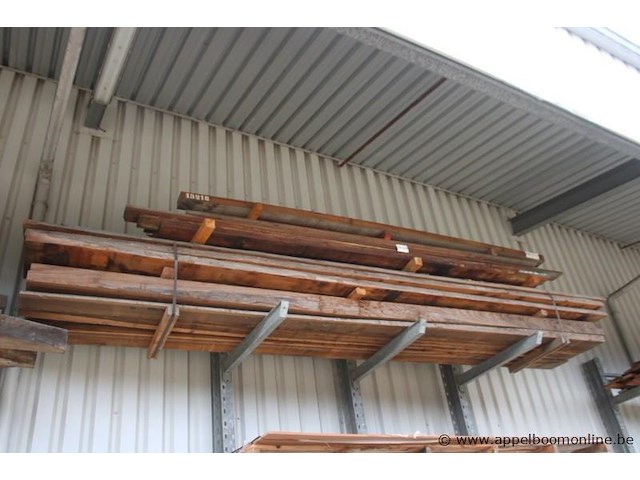 Lot houten planken en balken - afbeelding 1 van  1