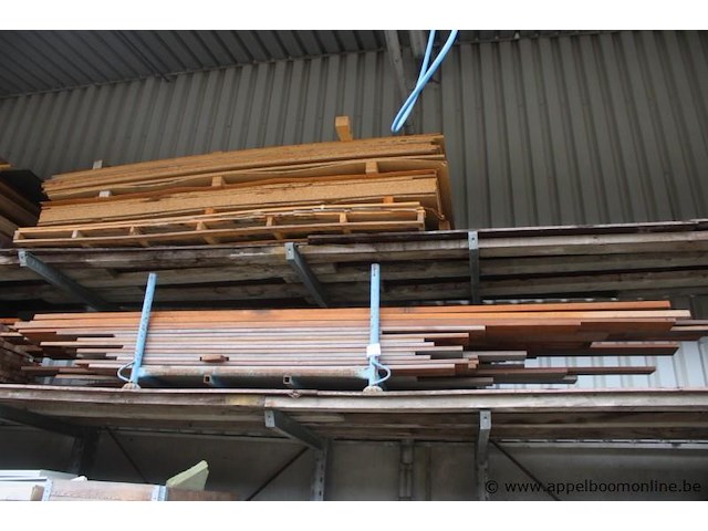 Lot houten planken en plaatmateriaal - afbeelding 1 van  1
