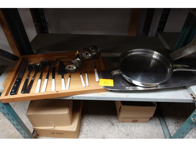 Lot huishoudgerief en houten plank - afbeelding 1 van  3