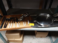 Lot huishoudgerief en houten plank - afbeelding 1 van  3