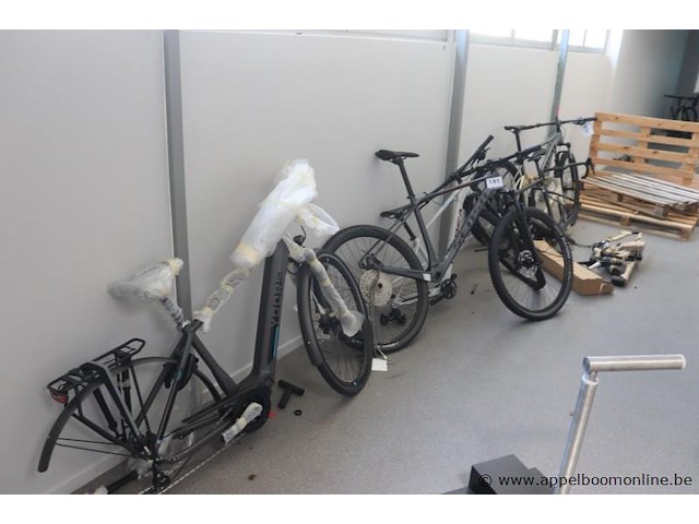 Lot incomplete fietsen voor onderdelen - afbeelding 1 van  5