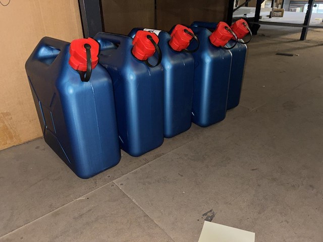 Lot jerrycans - afbeelding 1 van  1