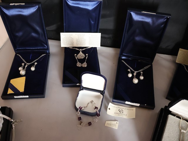 Lot juwelen in doos - afbeelding 5 van  10