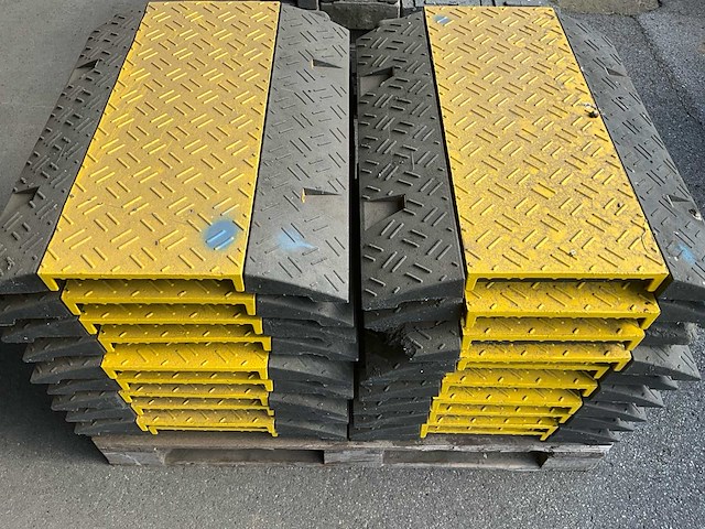 Lot kabelbruggen - afbeelding 2 van  2