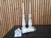 Lot kandelaars en kaarsen - afbeelding 1 van  4