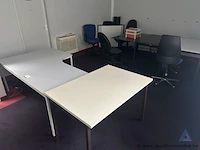 Lot kantoormeubelen, bestaande uit 2 l-vormige kantoorbureaus, 2 rechthoekige kantoorbureaus en 4 bureaustoelen.