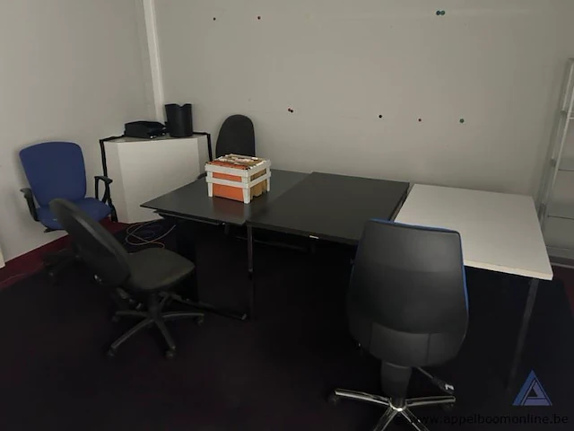 Lot kantoormeubelen, bestaande uit 2 l-vormige kantoorbureaus, 2 rechthoekige kantoorbureaus en 4 bureaustoelen. - afbeelding 1 van  2