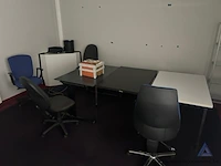 Lot kantoormeubelen, bestaande uit 2 l-vormige kantoorbureaus, 2 rechthoekige kantoorbureaus en 4 bureaustoelen. - afbeelding 1 van  2