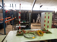 Lot kettingen, haken, geplastificieerd staalkabel en 4 signalisatiepalen - afbeelding 1 van  6