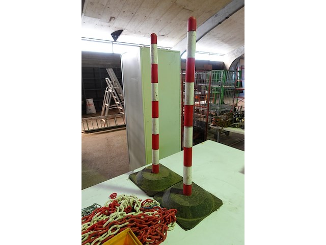 Lot kettingen, haken, geplastificieerd staalkabel en 4 signalisatiepalen - afbeelding 2 van  6