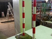 Lot kettingen, haken, geplastificieerd staalkabel en 4 signalisatiepalen - afbeelding 2 van  6