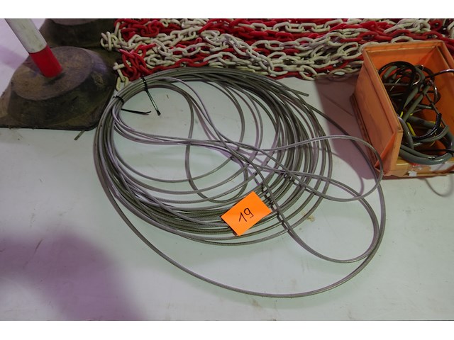 Lot kettingen, haken, geplastificieerd staalkabel en 4 signalisatiepalen - afbeelding 3 van  6