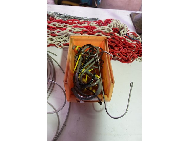 Lot kettingen, haken, geplastificieerd staalkabel en 4 signalisatiepalen - afbeelding 4 van  6