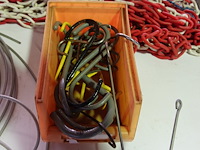 Lot kettingen, haken, geplastificieerd staalkabel en 4 signalisatiepalen - afbeelding 4 van  6