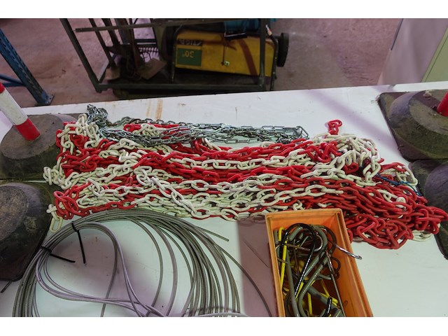Lot kettingen, haken, geplastificieerd staalkabel en 4 signalisatiepalen - afbeelding 5 van  6