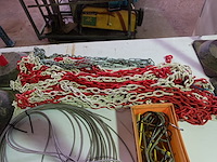 Lot kettingen, haken, geplastificieerd staalkabel en 4 signalisatiepalen - afbeelding 5 van  6