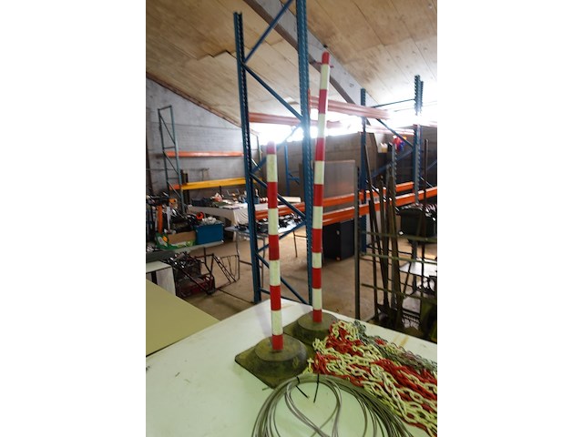 Lot kettingen, haken, geplastificieerd staalkabel en 4 signalisatiepalen - afbeelding 6 van  6