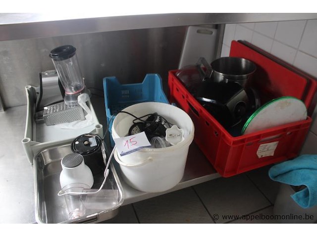 Lot keukenapparatuur en accessoires, waaronder blenders, foodprocessors en diverse toebehoren, werking niet gekend - afbeelding 1 van  3