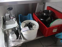 Lot keukenapparatuur en accessoires, waaronder blenders, foodprocessors en diverse toebehoren, werking niet gekend