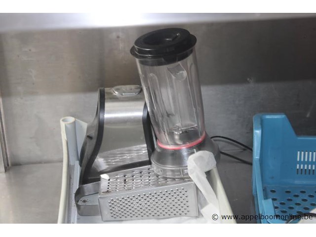 Lot keukenapparatuur en accessoires, waaronder blenders, foodprocessors en diverse toebehoren, werking niet gekend - afbeelding 2 van  3