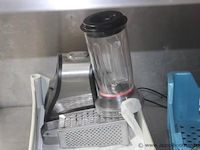 Lot keukenapparatuur en accessoires, waaronder blenders, foodprocessors en diverse toebehoren, werking niet gekend - afbeelding 2 van  3