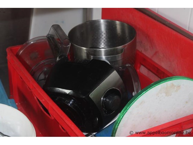 Lot keukenapparatuur en accessoires, waaronder blenders, foodprocessors en diverse toebehoren, werking niet gekend - afbeelding 3 van  3
