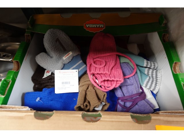 Lot kinderhandschoenen en hoofdkussen - afbeelding 2 van  4