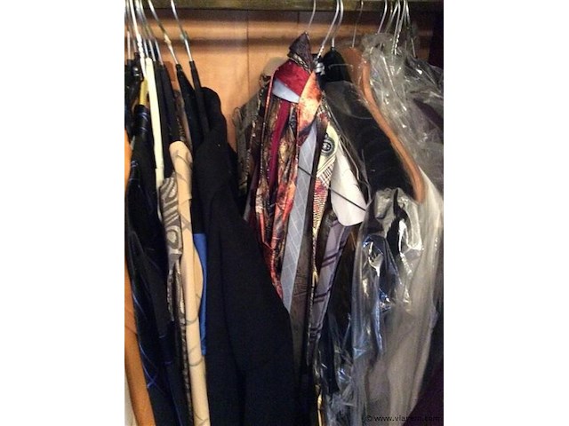 Lot kledij in kast - afbeelding 4 van  4