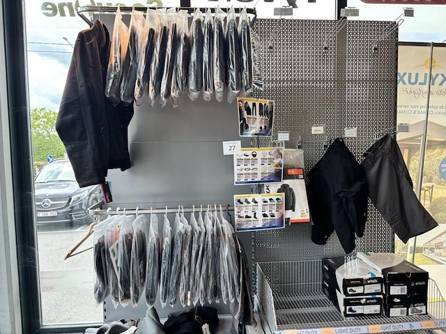 Lot kleding incl rek - afbeelding 1 van  6